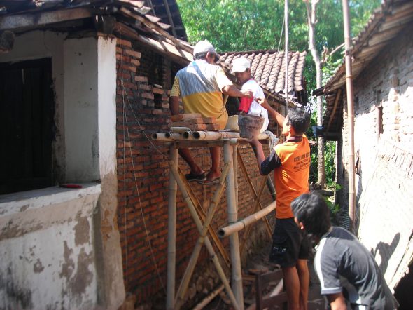 Kegiatan Rehab Rumah Gakin di Desa Gombang Sawit